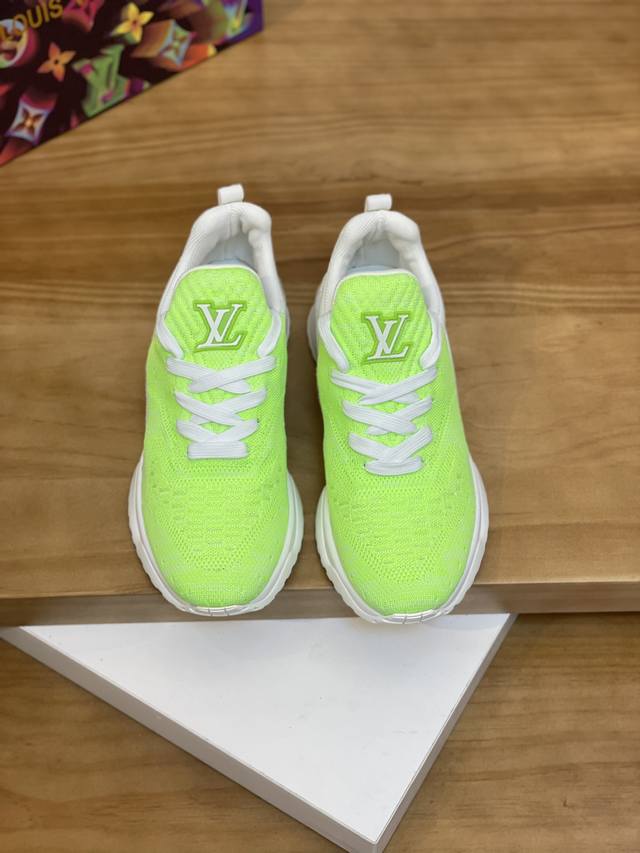 售 价: 商品商标：Lv* 路易威登* 低帮运动鞋 正码码数: 38-44 可订做45.46. 商品材料：鞋面进口透气飞织，透气内里，原版生胶半透明组合大底。